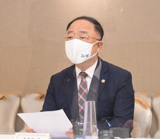 홍남기 부총리 겸 기획재정부 장관이 7월 21일 서울 광화문 정부서울청사에서 열린 '제26차 부동산시장 점검 관계장관회의'를 주재, 모두발언을 하고 있다. <기획재정부 제공>